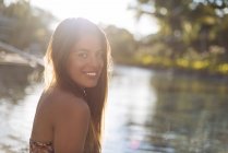 Портрет молодой женщины у бассейна, остров Панай, Висайас, Филиппины — стоковое фото