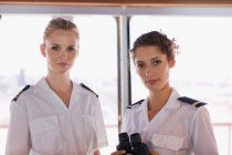 Женщины-моряки с телескопом — стоковое фото