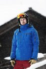 Uomo adulto con giacca e casco da sci, ritratto — Foto stock