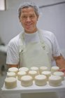 Trabalhador em um leite de queijo — Fotografia de Stock