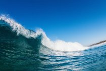 Bellissimo paesaggio marino con onda blu barreling, primo piano — Foto stock