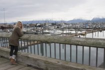 Jeune femme par marina, Seward, Alaska — Photo de stock