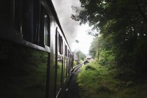 Zug fährt auf Gleisen — Stockfoto