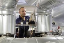 Techniker überwacht Rohre in Kraftwerk — Stockfoto