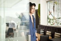 Stilvoller junger Mann schaut aus Hotellobby — Stockfoto