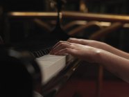 Primo piano delle mani delle ragazze che suonano i tasti del pianoforte — Foto stock
