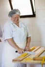 Chef che prepara la pasta in cucina — Foto stock