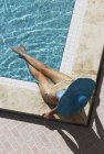 Jeune femme relaxante dans la piscine — Photo de stock
