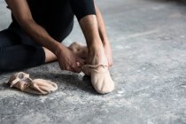 Ballerina che indossa scarpa da balletto in studio — Foto stock