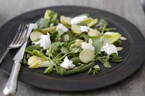 Nahaufnahme von Salat mit Käse und Kartoffeln — Stockfoto