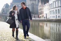 Paar spaziert am Ufer der Leie, Gent, Flandern, Belgien — Stockfoto