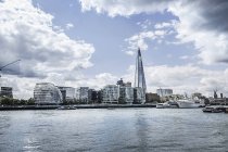 Paesaggio urbano lungomare del fiume Shard and Thames, Londra, Inghilterra, Regno Unito — Foto stock