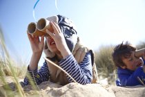 Dois meninos na praia, olhando através de binóculos de fingir — Fotografia de Stock