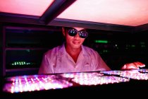 Технік носіння захисних окулярів в світлодіодного заводу в Гуандун, Китай — стокове фото