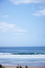 Відпочиньте під плюскіт хвиль на берегову лінію від пляжу — стокове фото