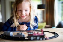 Ragazza giocare con il treno giocattolo — Foto stock