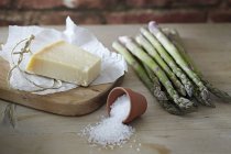 Grated parmesan and asparagus — Stock Photo