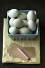 Курячі яйця з крейдою і міткою на кухонному рушнику — стокове фото