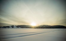 Neve paisagem coberta com luz do pôr do sol — Fotografia de Stock