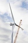 Visão de baixo ângulo da turbina eólica erguendo-se no céu — Fotografia de Stock
