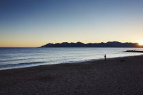 Scène tranquille de pêcheur sur la plage de la Côte d'Azur, Cannes, France — Photo de stock