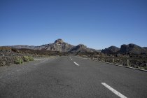 Strada vuota con montagne sullo sfondo — Foto stock