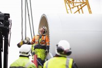 Инженеры, работающие на площадке для строительства ветряных турбин — стоковое фото