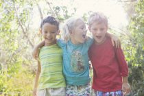 Trois enfants s'amusent dans le jardin — Photo de stock