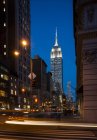 Vista sulla strada di New York con Empire State Building, USA — Foto stock