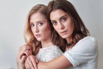Портрет двух красивых молодых женщин — стоковое фото