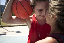 Gros plan du jeune couple au terrain de basket — Photo de stock
