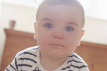 Retrato de bebé niño, enfoque selectivo - foto de stock
