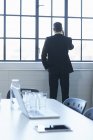 Visão traseira do homem de negócios conversando no smartphone na sala de conferências — Fotografia de Stock