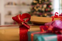Три різдвяні подарунки зі стрічками — стокове фото