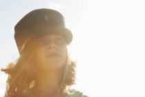 Портрет девушки в кепке на солнечном побережье — стоковое фото