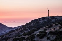 Les éoliennes au sommet de la montagne — Photo de stock
