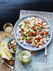 Ensalada de frijoles, tomate y queso de cabra - foto de stock