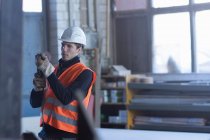 Fabrikarbeiter überprüft Bauteil in Betonbewehrungsfabrik — Stockfoto