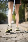 Runner jogging su strada acciottolata — Foto stock