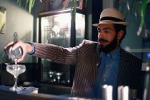 Barista che serve cocktail al bar — Foto stock