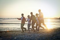 Gruppo di amici che si divertono sulla spiaggia soleggiata — Foto stock