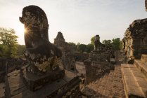 Statues and Pre Rup Temple — Stock Photo