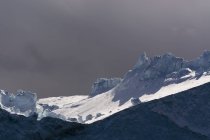 Хмара та айсберг в Ллуліссатську icefjord — стокове фото