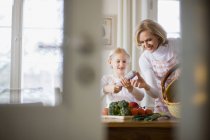 Mutter und Tochter kochen — Stockfoto