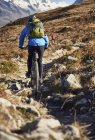Ciclista de montaña, Valais, Suiza - foto de stock