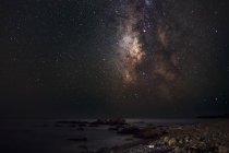 Stelle della Via Lattea che brillano sopra l'oceano — Foto stock