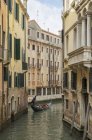 Gondolier on narrow canal, Venice, Veneto, Italy — Stock Photo