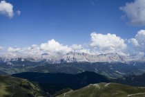 Гірський пейзаж і блакитне небо — стокове фото