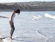 Woman enjoying beach, Roadknight, Victoria, Australia — Stock Photo