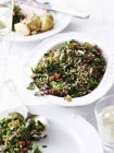 Натюрморт святкового табуле, свіжий салат — стокове фото